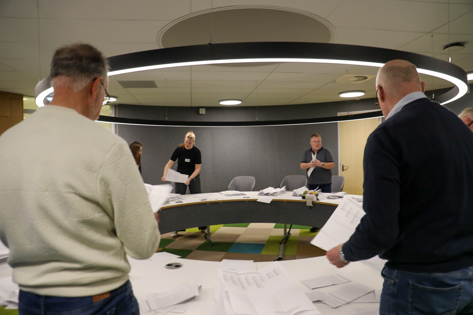 Stemmen worden geteld in het 'Huis van Albrandswaard'