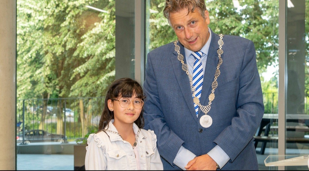 Mikaela Zielemans geïnstalleerd als nieuwe kinderburgemeester