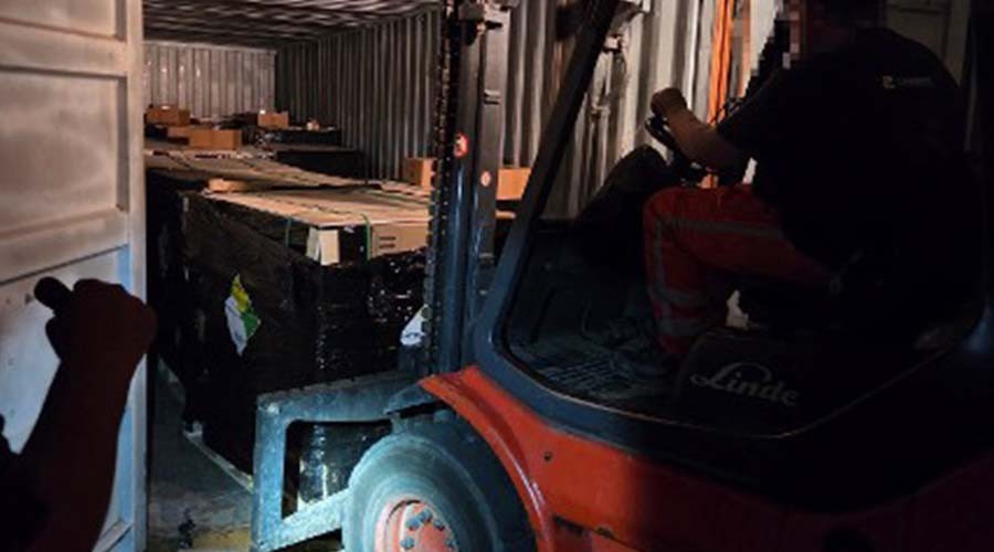 5000 lachgasflessen bij loods in Poortugaal inbeslaggenomen