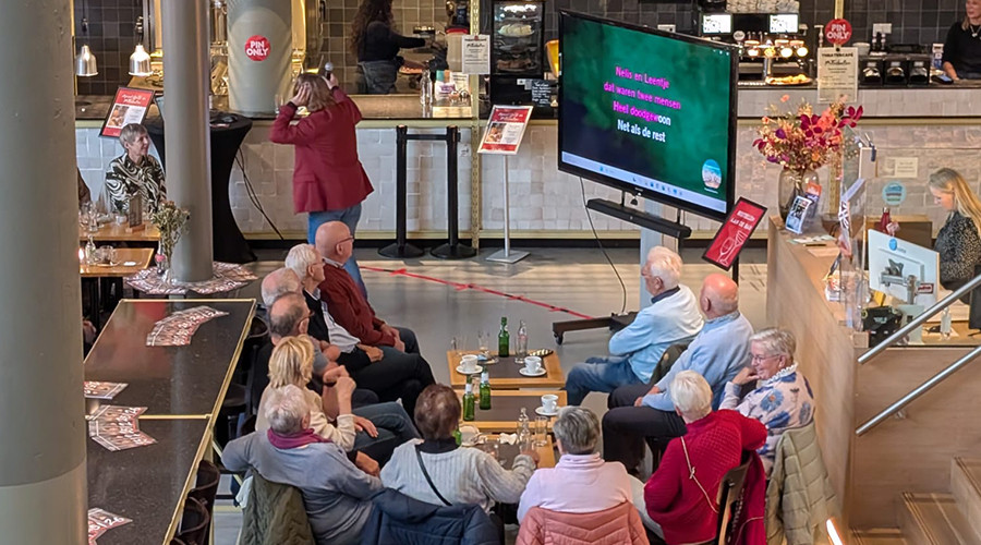 Het Aanschuifkoor nodigt uit om mee te zingen in Theater het Kruispunt
