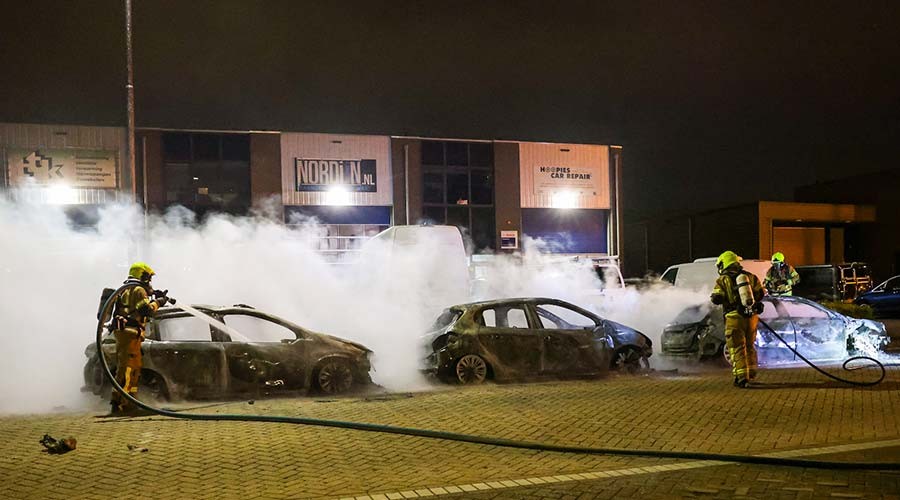 3 auto’s volledig uitgebrand in bedrijvenpark Bijdorp in Barendrecht