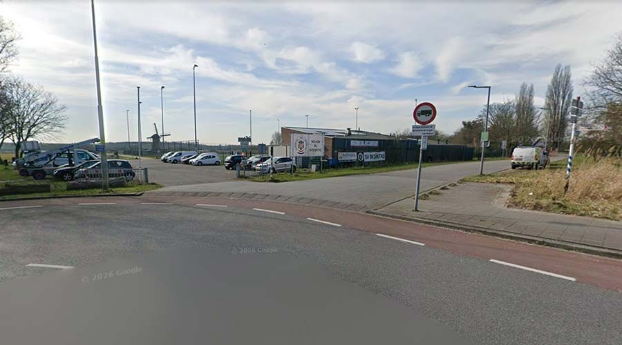 Boomstammen tegen parkeeroverlast Charloisse Lagedijk bij voetbalclub