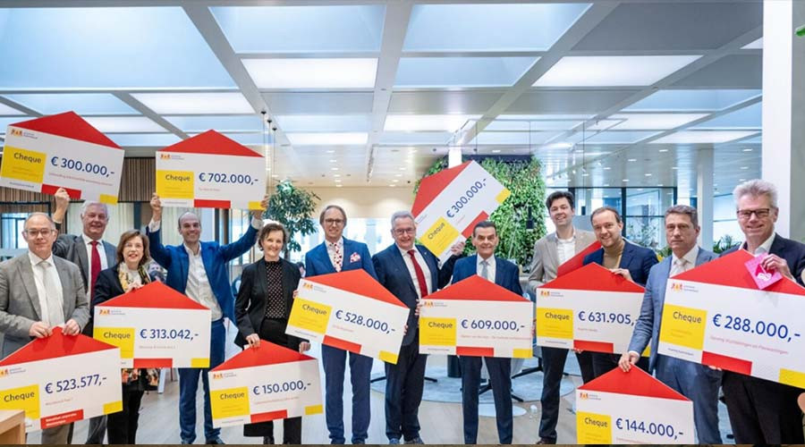 Bouwcheque vanwege Valentijnsdag voor wethouder Lennart van der Linden