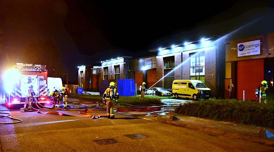 Zeer grote brand in bedrijfspand aan de Fennaweg in Barendrecht
