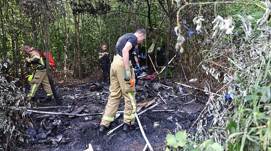 Verblijfsplaats arbeidsmigranten langs A15 bij Barendrecht in brand