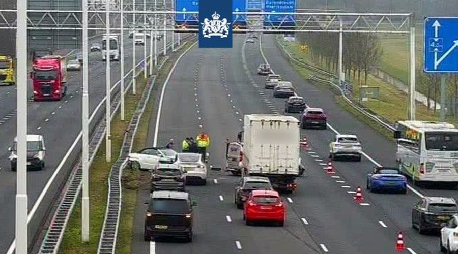 Ongeval tussen personenauto en bedrijfswagen op A29 bij Barendrecht