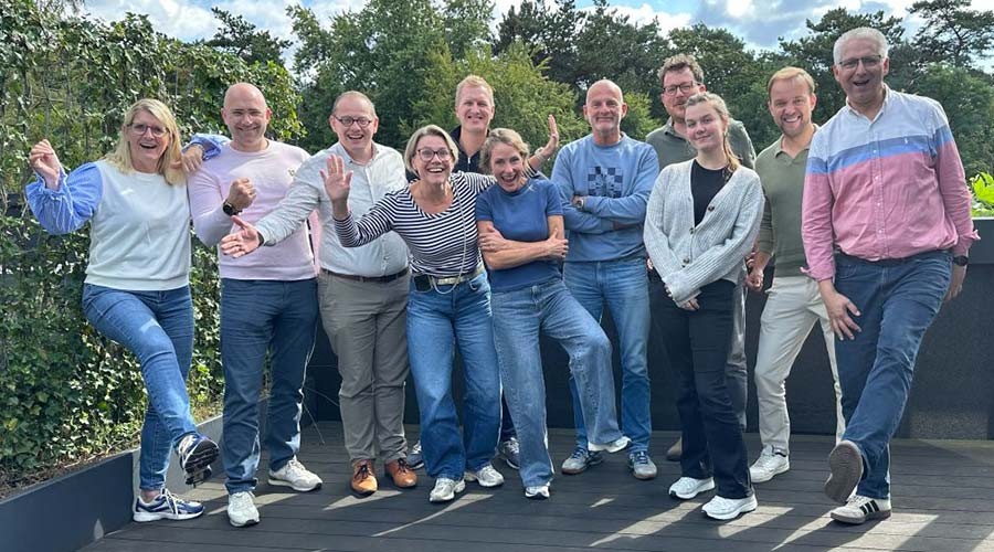 Sneakerrevolutie op gemeentehuis, maar 1 wethouder houdt voet bij stuk