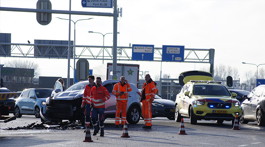 Ongeval op de Dierensteinweg in Barendrecht; een auto total-loss