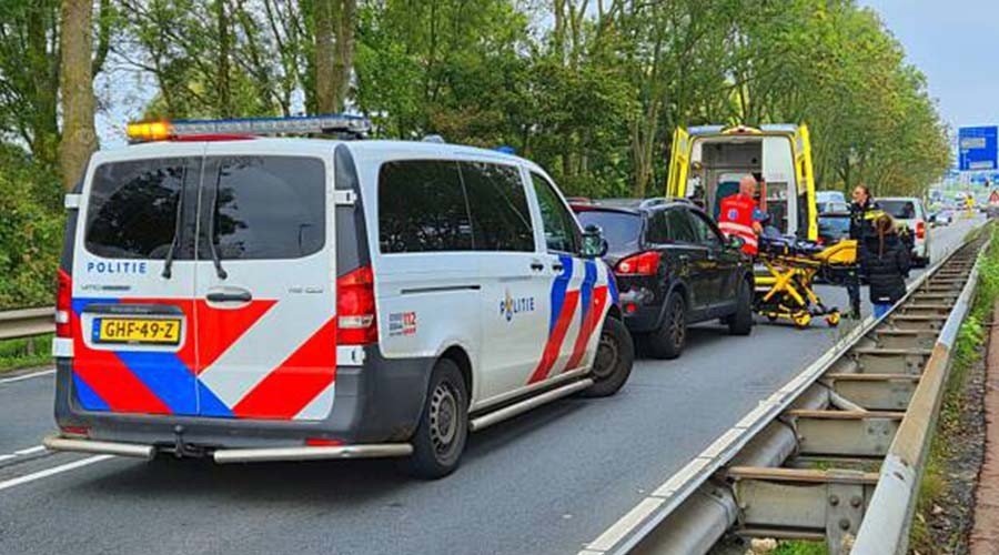 Ongeval tussen auto en bestelbus op de Dierensteinweg in Barendrecht