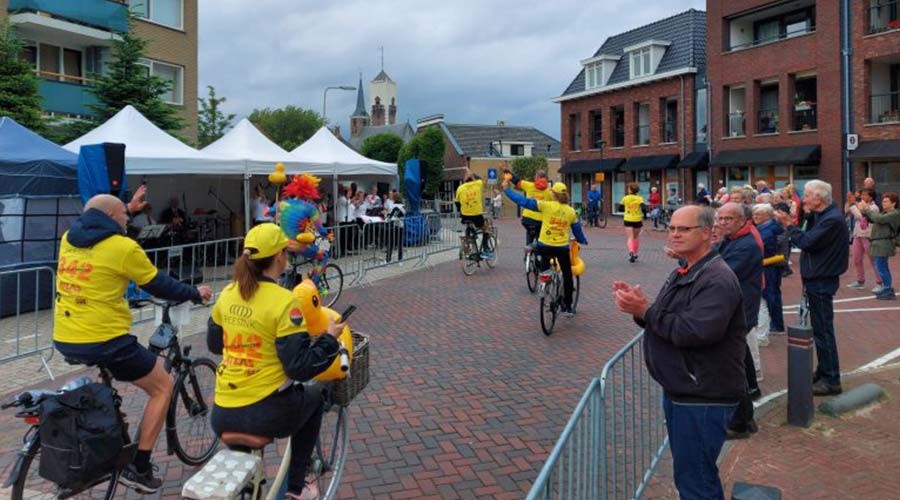 Feestelijke doorkomst van Roparun in Barendrecht