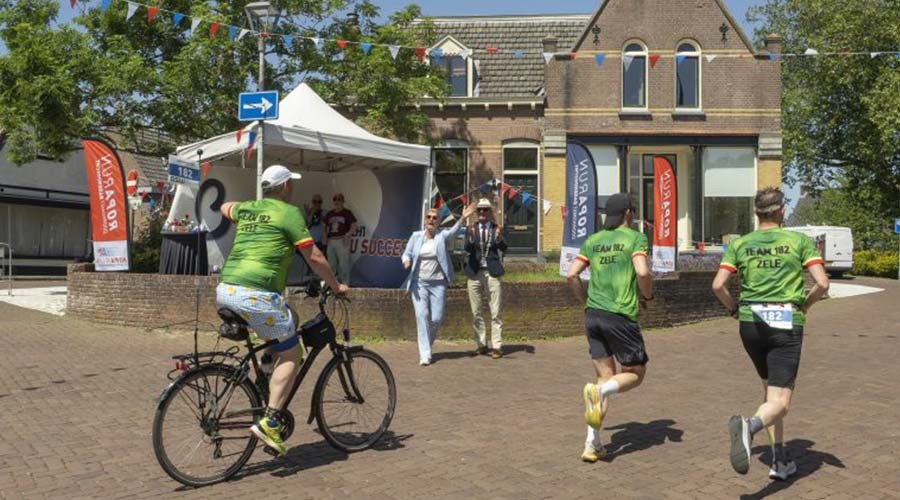 Feestelijke doorkomst Roparun in Barendrecht