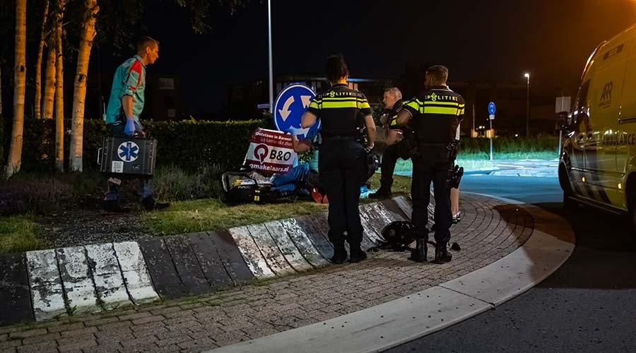 Twee gewonden bij eenzijdige motorongeval op rotonde in Barendrecht