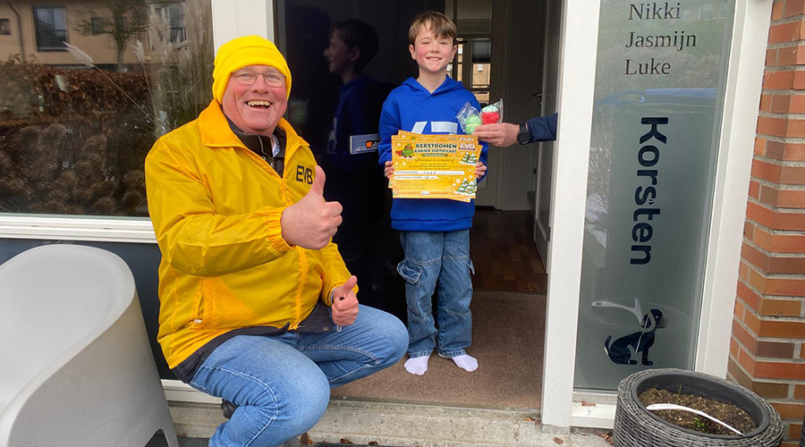 EVB bedankt jonge kerstbomenkanjers in Barendrecht