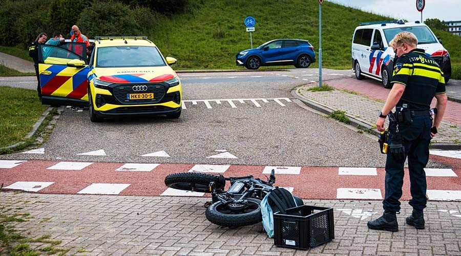 Auto botst op fatbiker op de Vrijenburgweg in Barendrecht