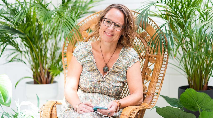 Inge helpt inwoners van Barendrecht op weg naar een groenere tuin