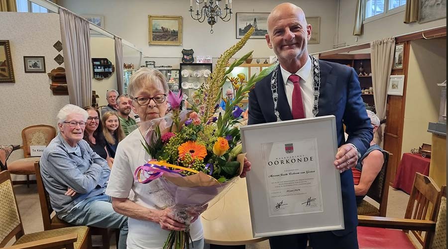 Barendrechtse waarderingsspeld voor Josette Verboom-van Geelen