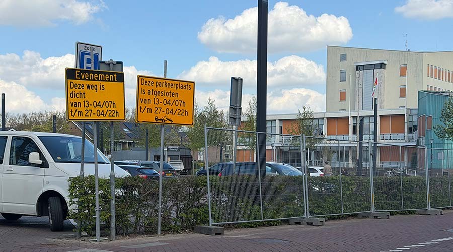 Voorbereiding kermis Barendrecht in volle gang; Binnenhof afgesloten