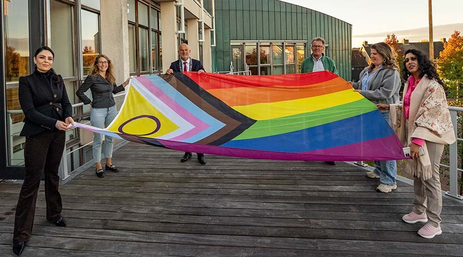 Regenboogvlag gehesen op gemeentehuis van Barendrecht