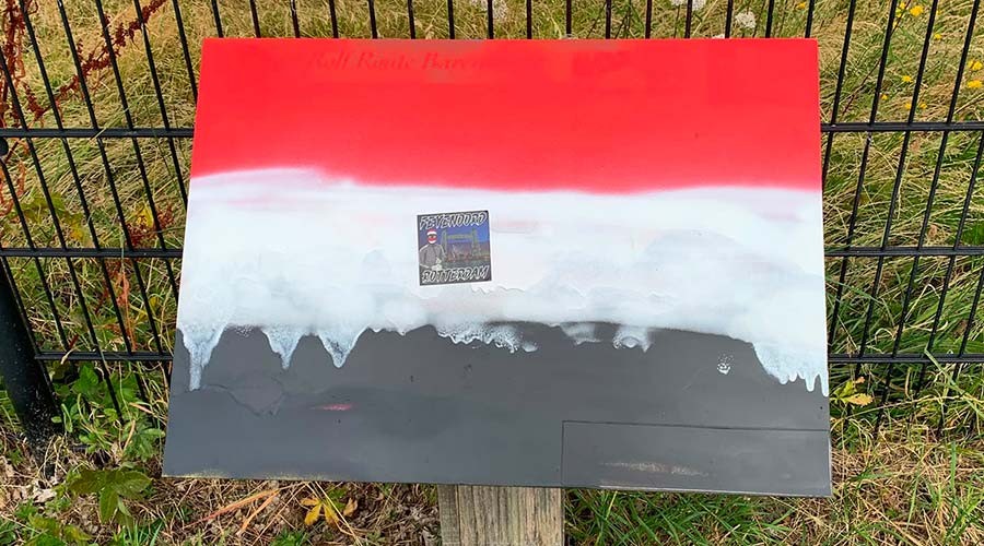 Feyenoord-stickers op borden Rolf Route in Barendrecht