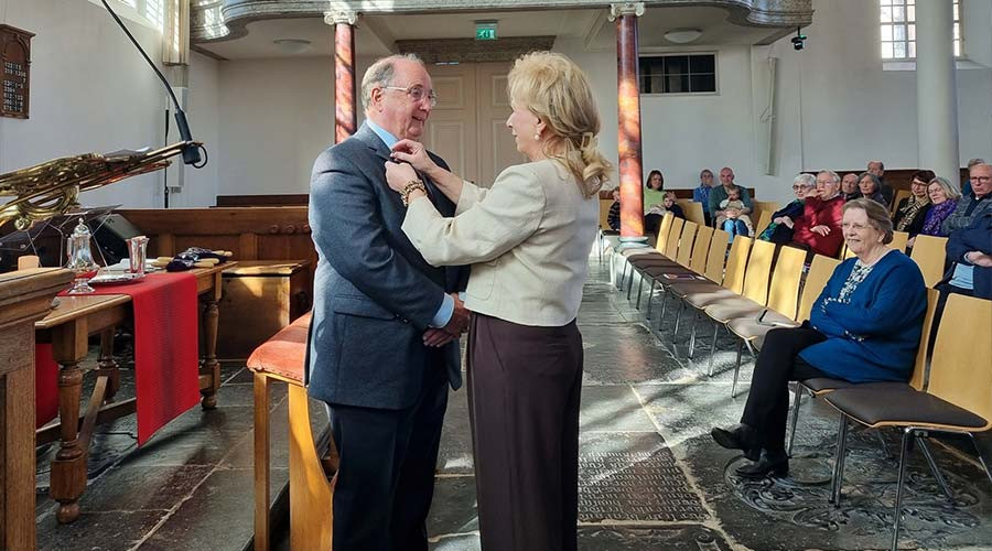 Simon Hoek onderscheiden voor zijn inzet voor Dorpskerk in Barendrecht