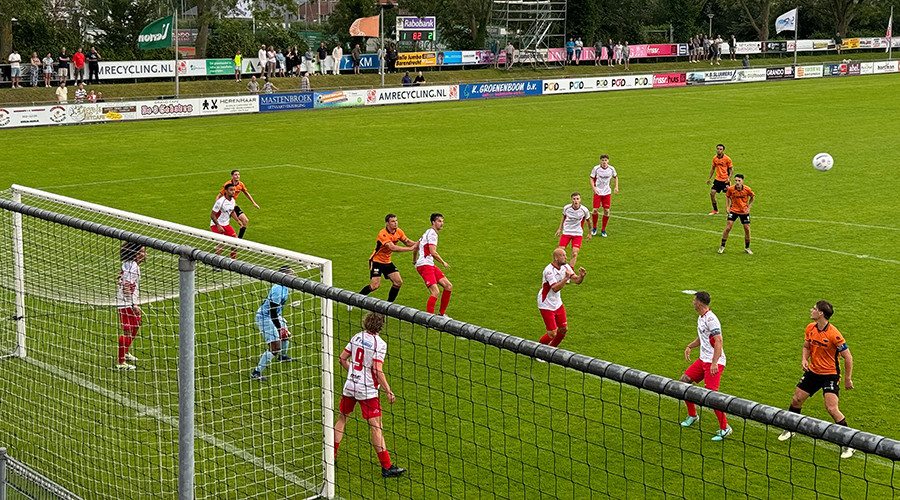 Voetbalfeest bij Smitshoek; BVV Barendrecht wint met 2-1 (foto's)