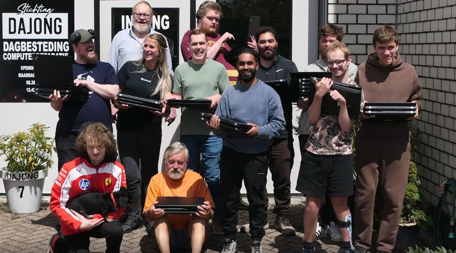 Opgeknapte laptops uit Barendrecht naar Oekraïne voor thuisonderwijs