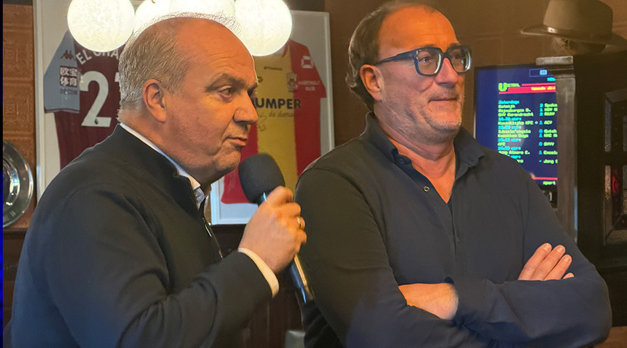 Wim Vonk, 50 jaar lid va BVV Barendrecht, krijgt speldje en oorkonde