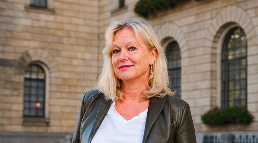 Woningwethouder Zeegers weer op reis