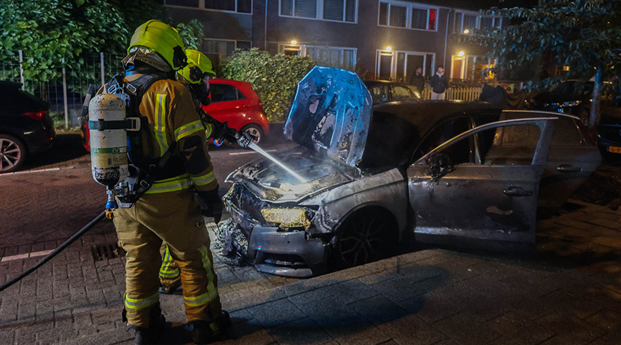 Audi volledig uitgebrand aan de Rijstgras in Rotterdam