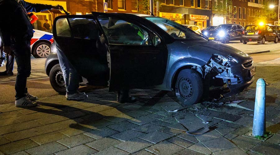 Auto crasht na wilde achtervolging op Dordtsestraatweg in Rotterdam