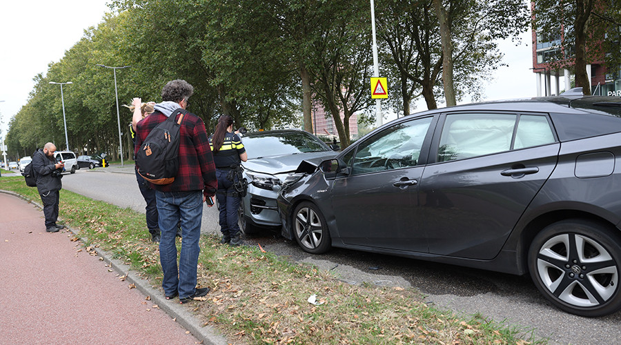 Auto's botsen frontaal op Prinsenlaan in Rotterdam