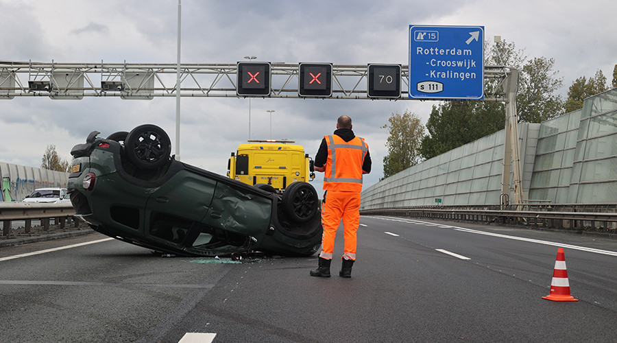 Auto over de kop op A20 bij Rotterdam; bestuurder naar ziekenhuis