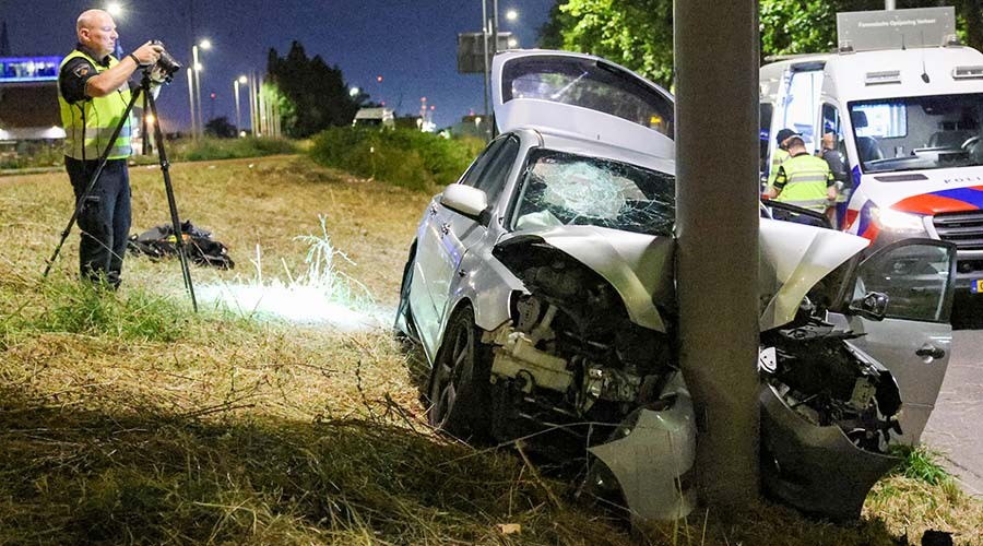 Zwaargewonden na harde botsing tegen paal op Westzeedijk in Rotterdam