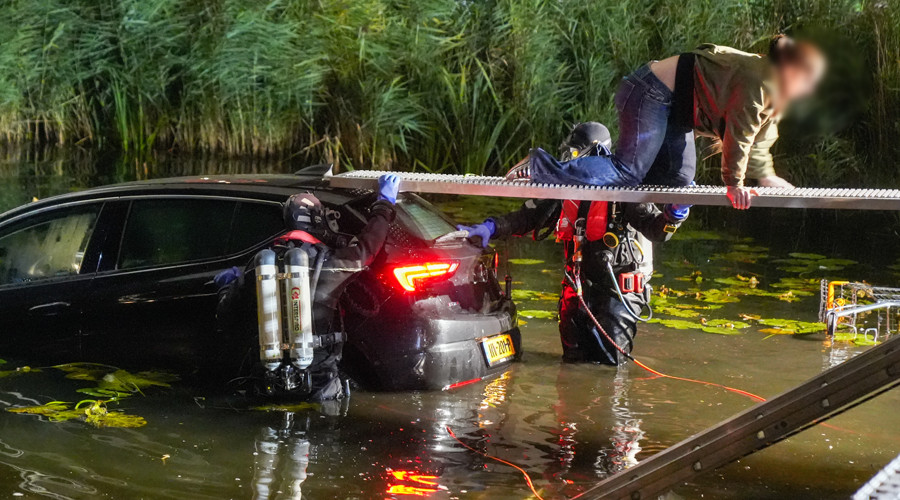 Redding na auto te water in Rotterdam