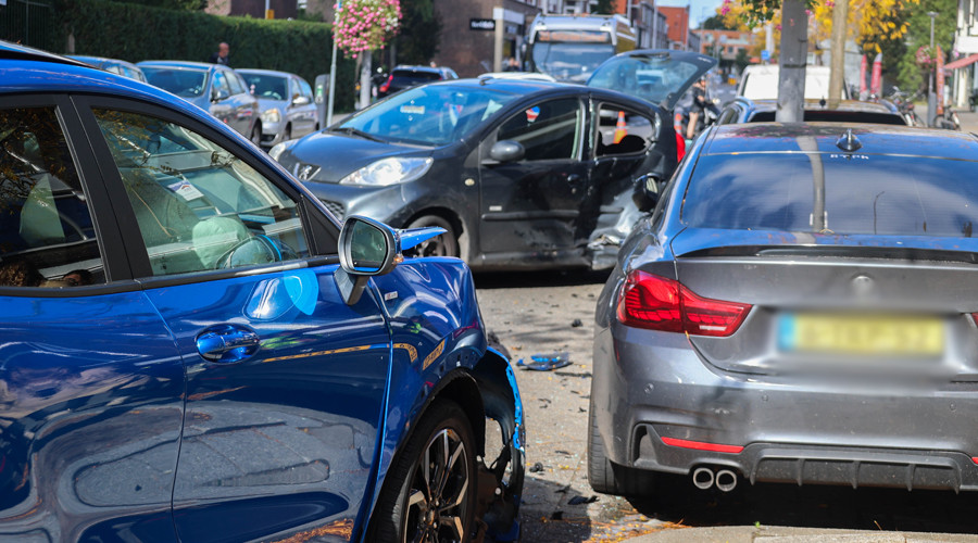 Auto's zwaar beschadigd op Burgemeester Baumannlaan in Rotterdam