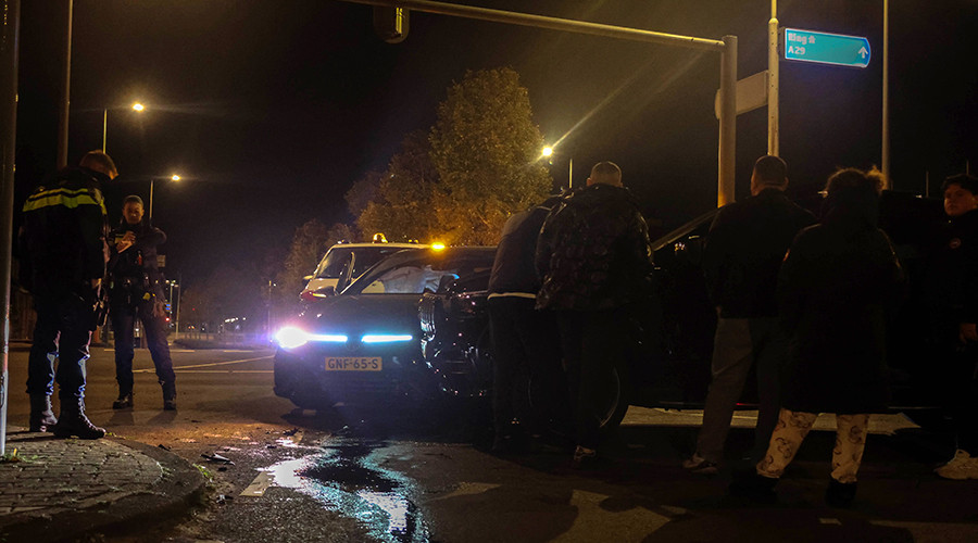 Botsing tussen twee auto's op kruispunt in Rotterdam-Zuid