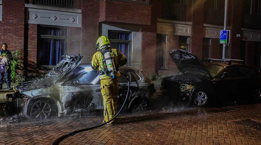 Auto in brand gestoken in Van Waerschutstraat, nog 2 auto's beschadigd