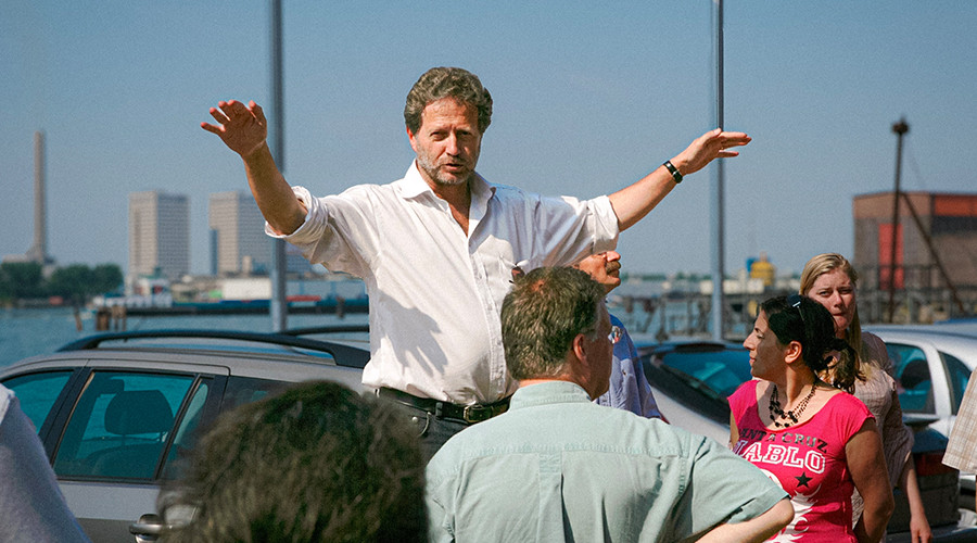 Cor van Asch ontvangt Sleepanker voor bijdrage aan RDM en haven