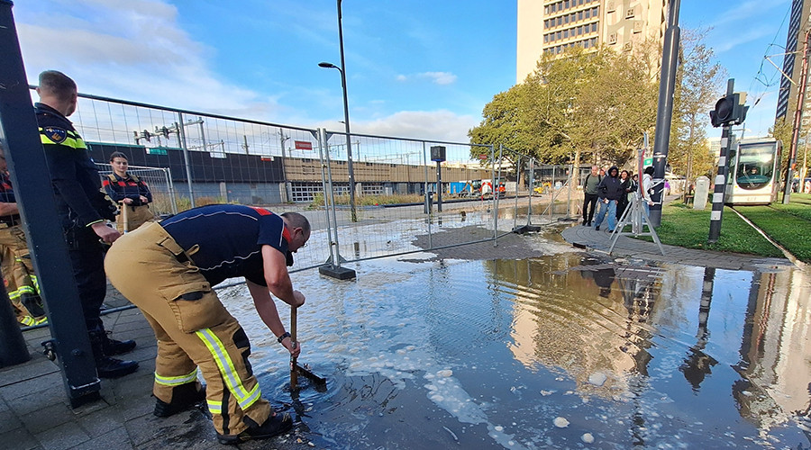 Waterlekkage veroorzaakt overlast in pand op Delftseplein in Rotterdam