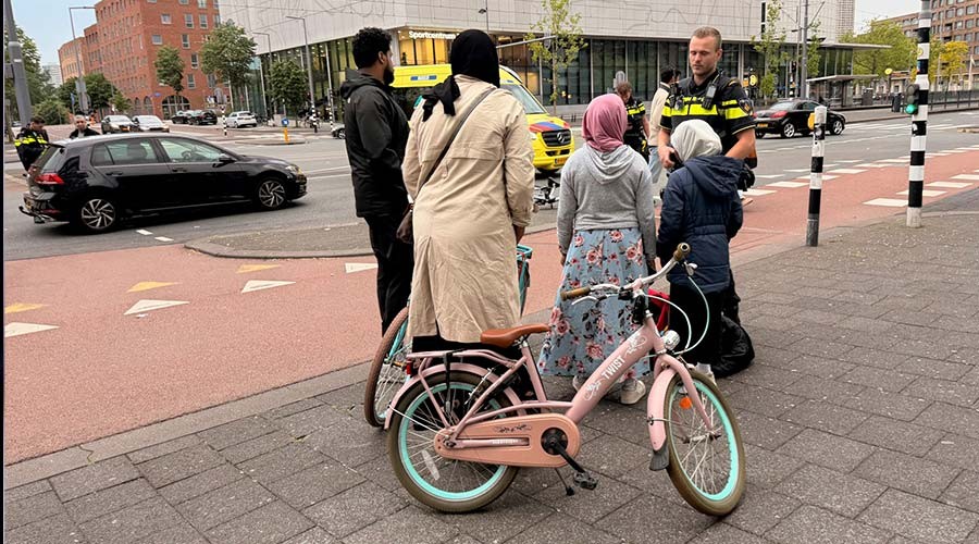 Vrouw gewond na aanrijding met auto op Laan op Zuid in Rotterdam