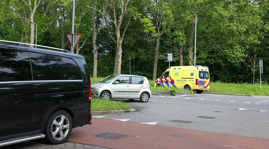 Bromfietser gewond bij aanrijding op de Oldegaarde in Rotterdam