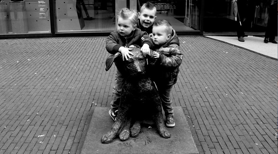 Het bekende bronzen beeld Fikkie al vijftig jaar op de Oude Binnenweg