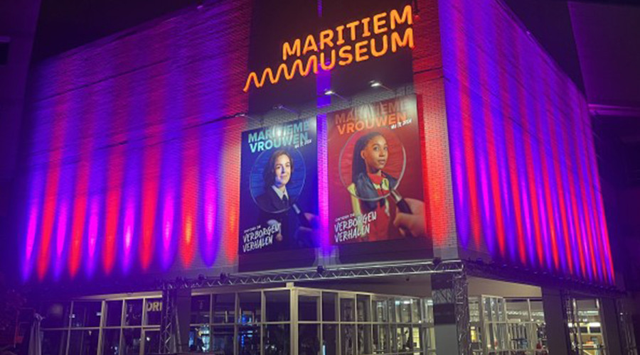 Maritiem Museum en Erasmusbrug kleuren roze en rood