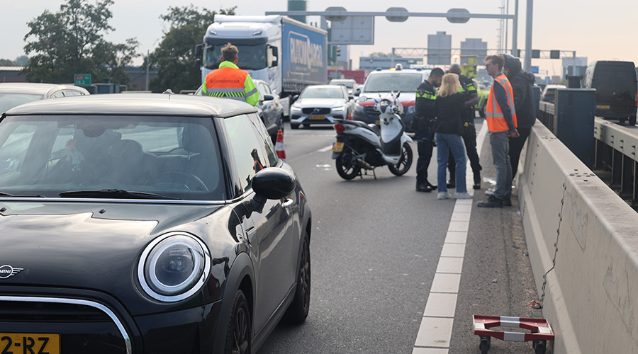 Motorrijder gewond bij aanrijding op A20 bij Rotterdam