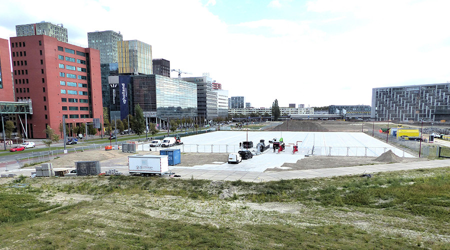 Fonkelnieuw parkeerterrein in de Rijnhaven
