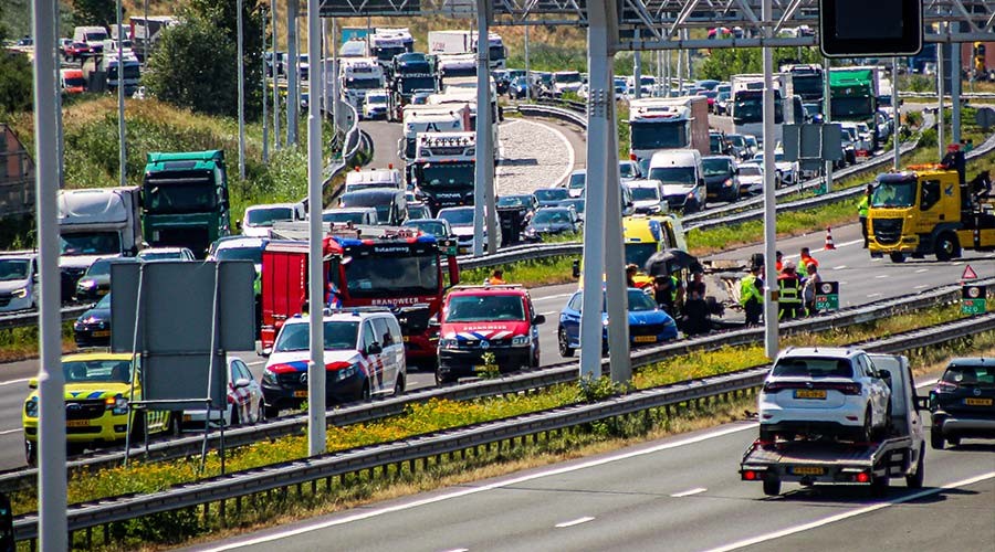 Auto slaat over de kop op snelweg A15 in Rotterdam