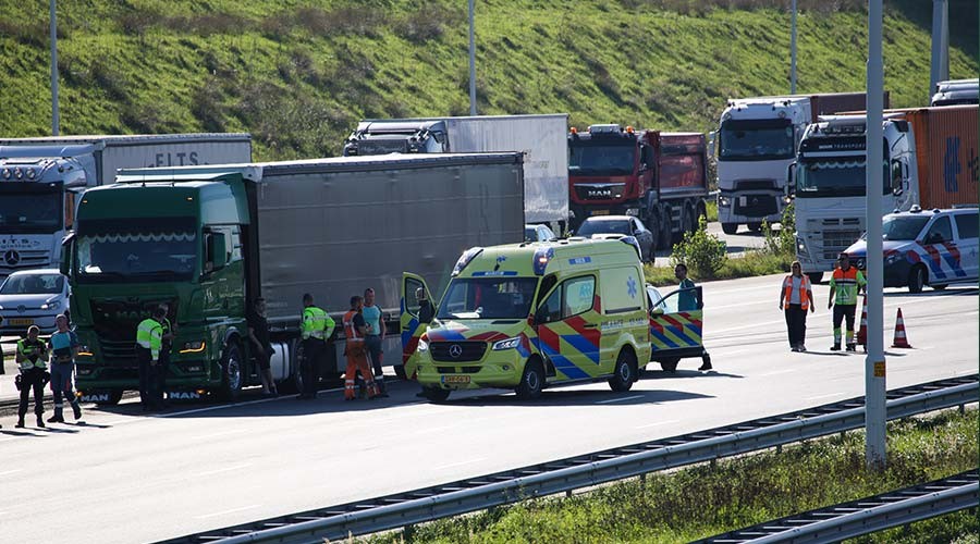 Ongeval tussen vrachtwagen en personenauto op A15 bij Barendrecht