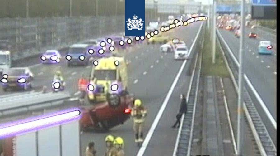 Over de kop geslagen auto op A16 leidt tot lange file bij Rotterdam