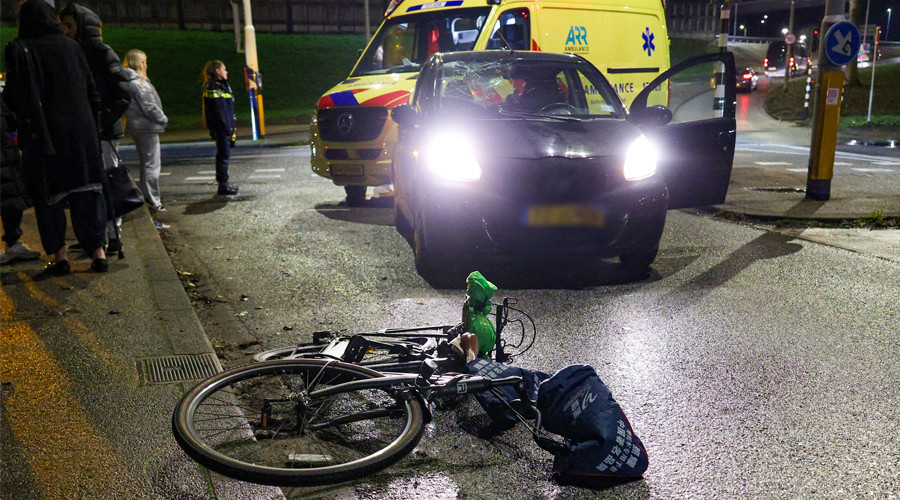 Fietser door auto aangereden in Rotterdam-IJsselmonde