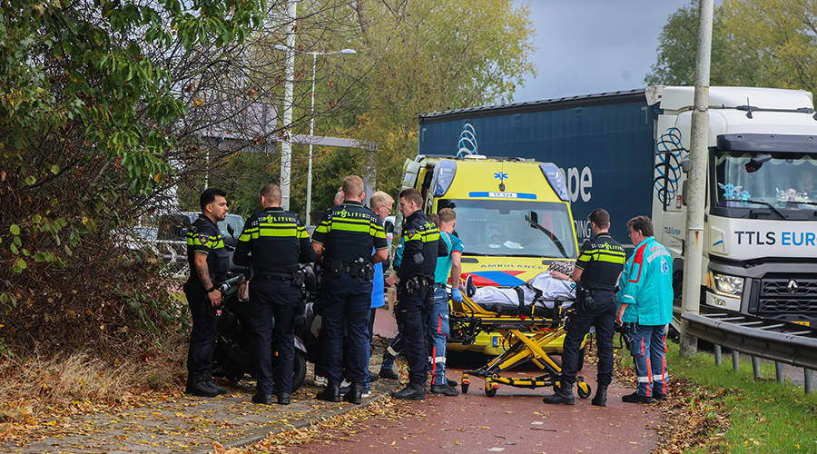 Ongeval tussen twee brommers op Schieplein in Rotterdam: één gewonde